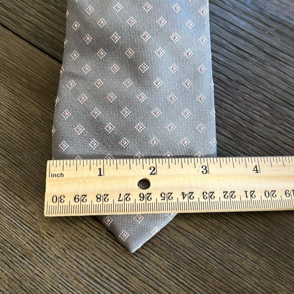 Michael Kors Gray with Light Pink Dotted Squares Print Silk Mens Tie - Picture 5 of 6